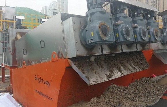 疊螺機污泥脫水干化現(xiàn)場 疊螺機污泥脫水干化現(xiàn)場