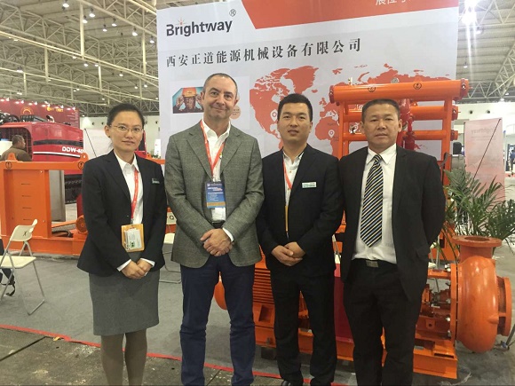 蒞臨非開(kāi)挖協(xié)會(huì)主席蒞臨正道能源展位參觀交流工作